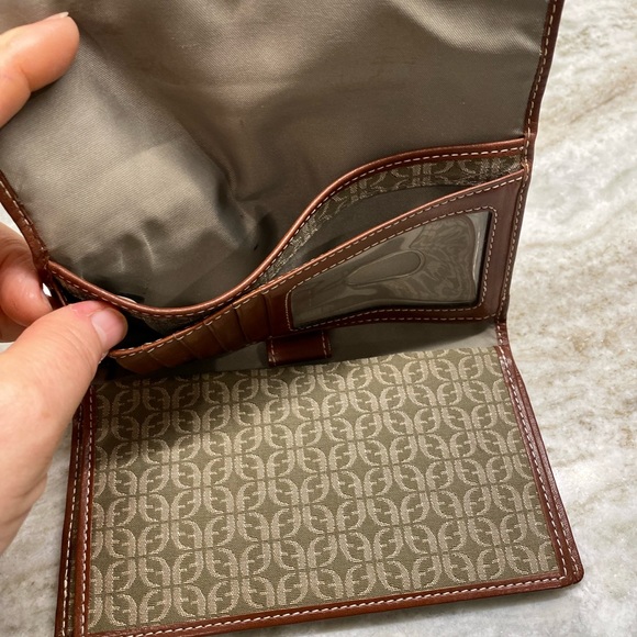 Tan fabric fossil wallet with fossil F logo and print it on fabric. - Picture 6 of 6